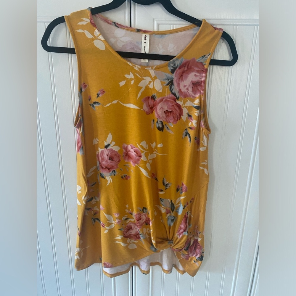 ⭐️3 for 15$⭐️ Mustard Floral Sleeveless Top
